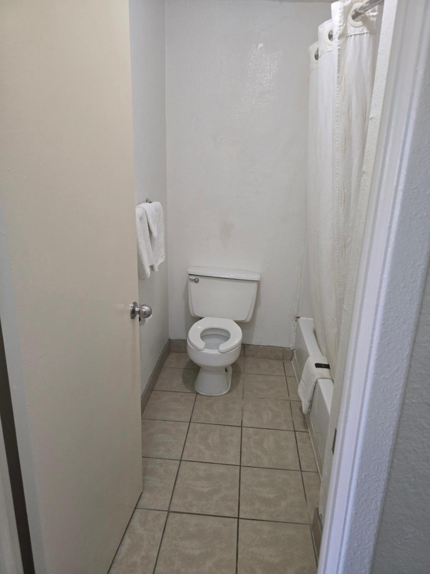 אופליקה Carpet Inn מראה חיצוני תמונה