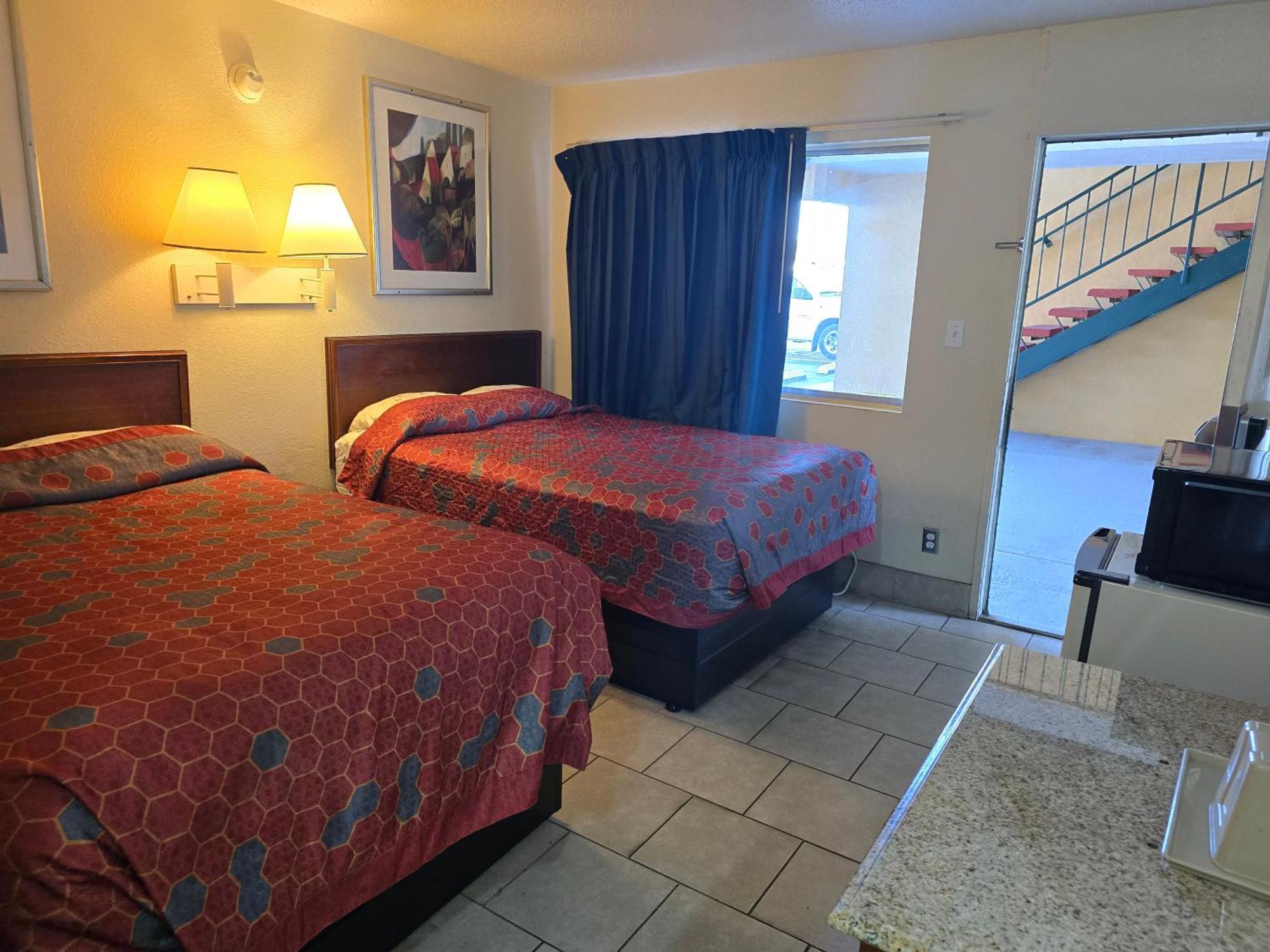אופליקה Carpet Inn מראה חיצוני תמונה