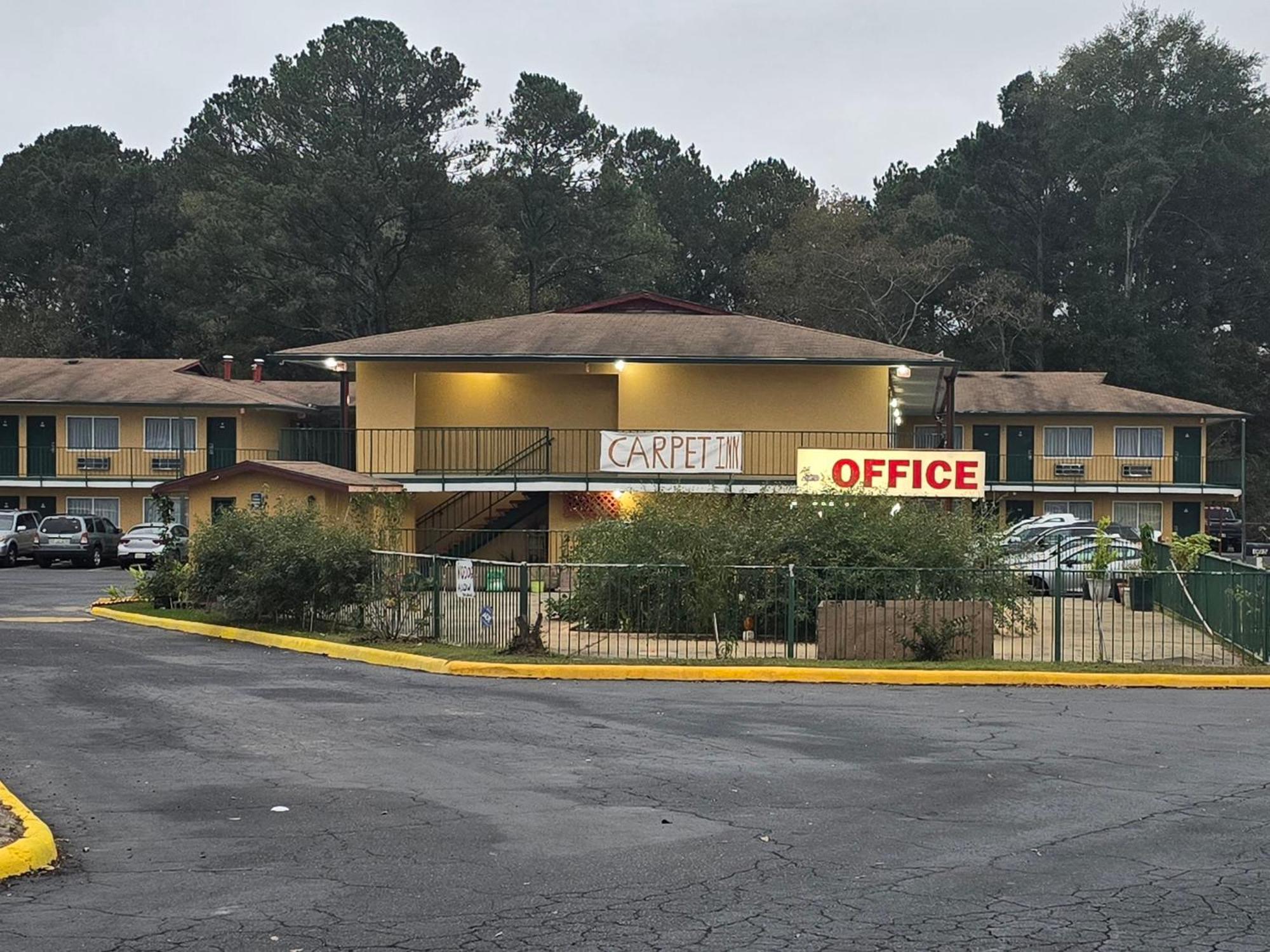 אופליקה Carpet Inn מראה חיצוני תמונה