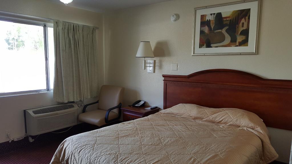 אופליקה Carpet Inn מראה חיצוני תמונה