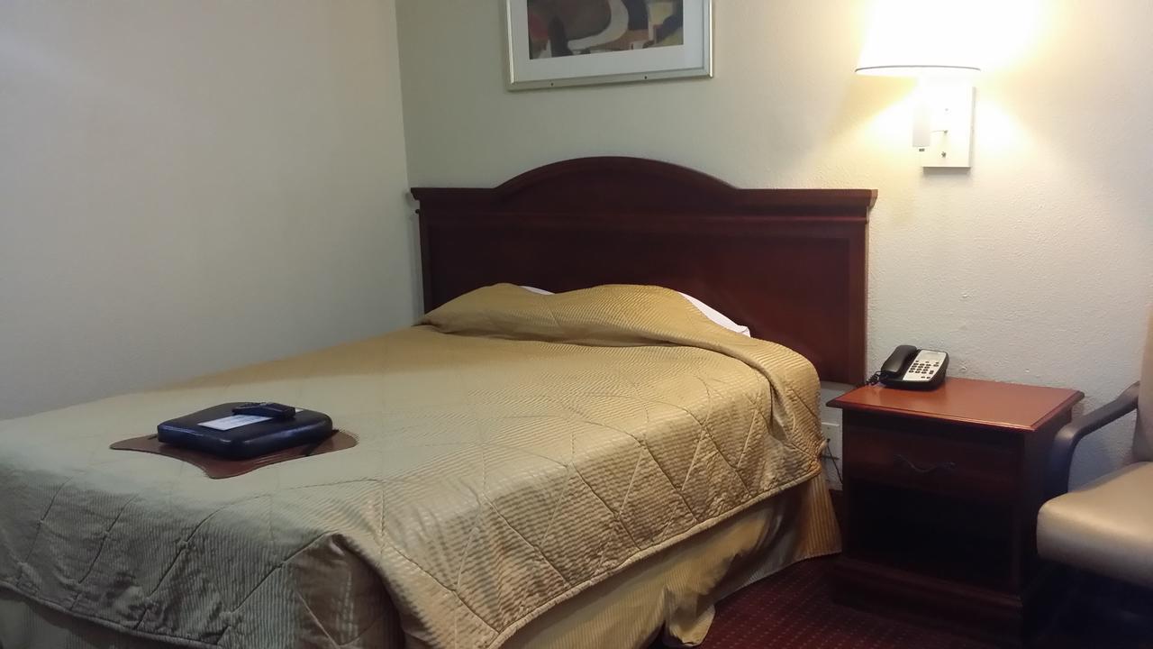 אופליקה Carpet Inn מראה חיצוני תמונה