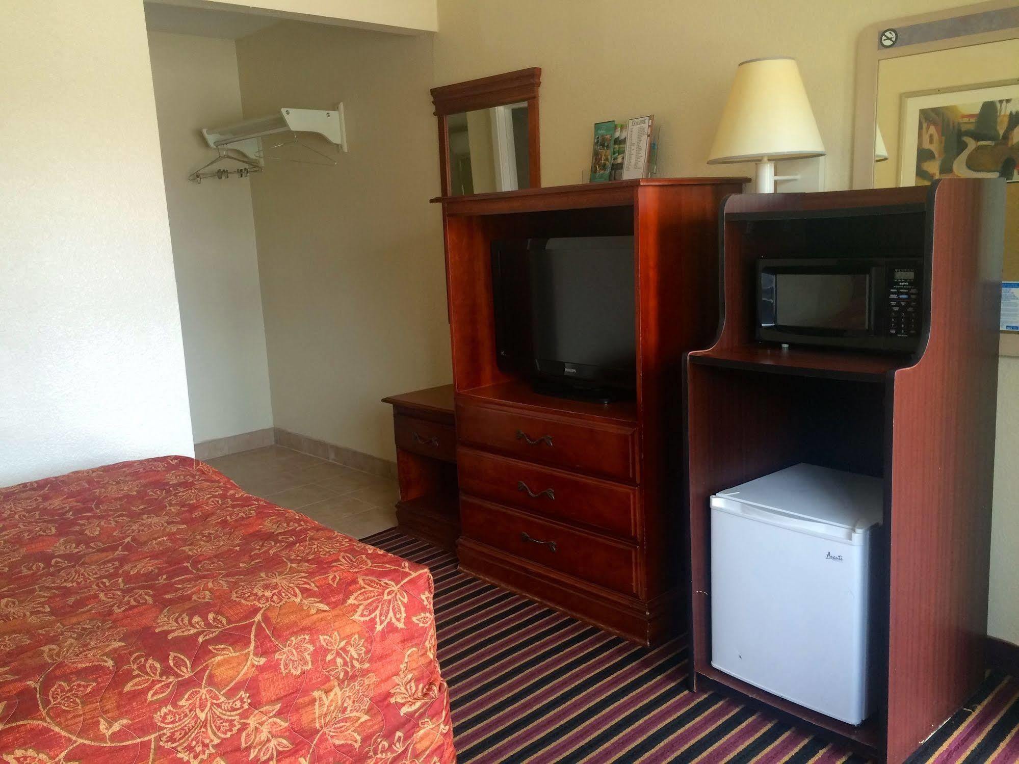 אופליקה Carpet Inn מראה חיצוני תמונה